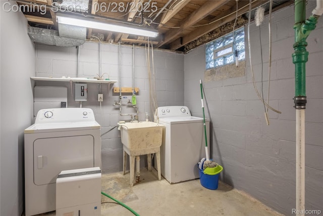 785 Kenilworth Ave, Pontiac, MI 48340 - laundry area with separate washer and dryer