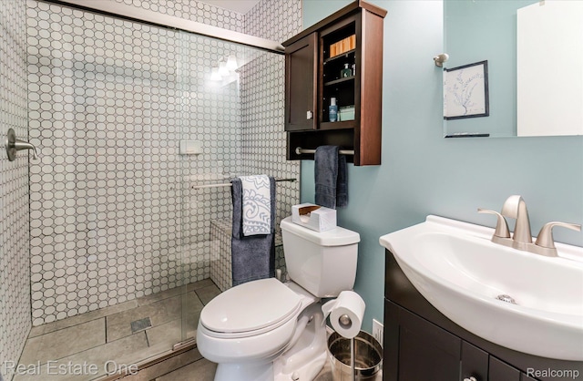 1106 Kings Cove Dr Unit 355, Rochester, MI 48306 - full bath with a shower stall, vanity, and wallpapered walls