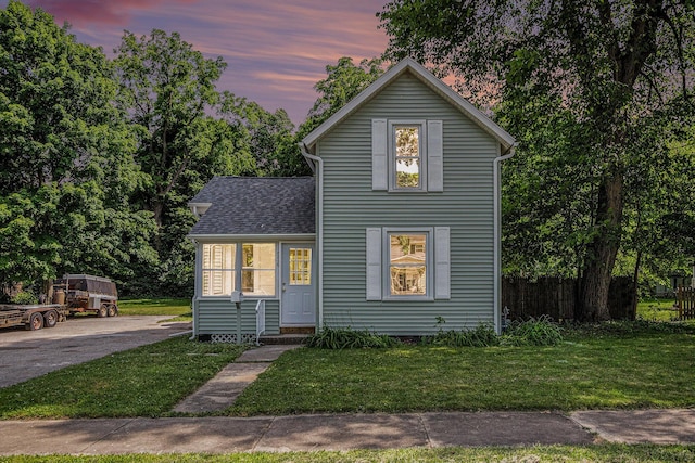 556 Union St, Niles, MI 49120 - traditional-style home featuring a front lawn and a shingled roof