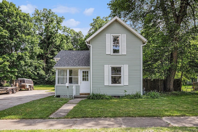 556 Union St, Niles, MI 49120 - traditional-style house with a front lawn and roof with shingles