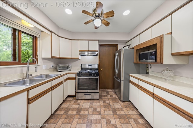3123 W Utica Rd, Shelby Twp, MI 48317 - kitchen featuring stainless steel appliances, under cabinet range hood, white cabinetry, and light countertops