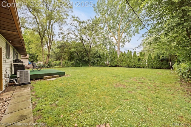 3123 W Utica Rd, Shelby Twp, MI 48317 - view of grassy yard featuring a deck