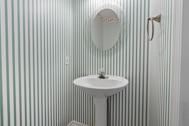220 Deer Path Ln, Battle Creek, MI 49015 - bathroom with wallpapered walls