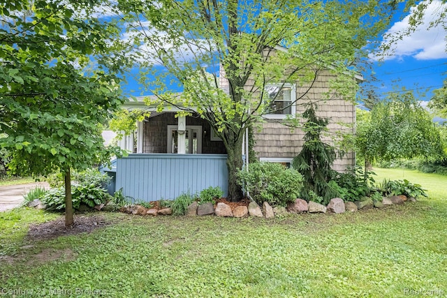 6428 W Court St, Flint, MI 48532 - view of front facade with a front lawn
