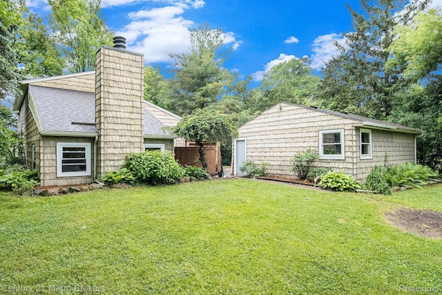 6428 W Court St, Flint, MI 48532 - view of green lawn