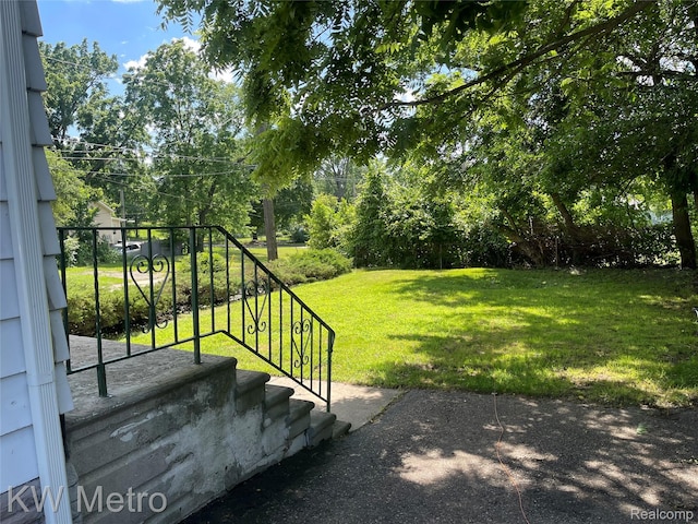 103 N Roselawn St, Pontiac, MI 48342 - view of grassy yard