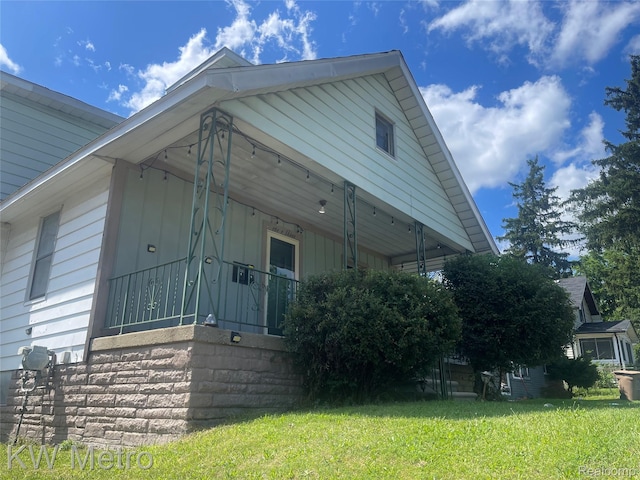 103 N Roselawn St, Pontiac, MI 48342 - view of property exterior featuring a lawn
