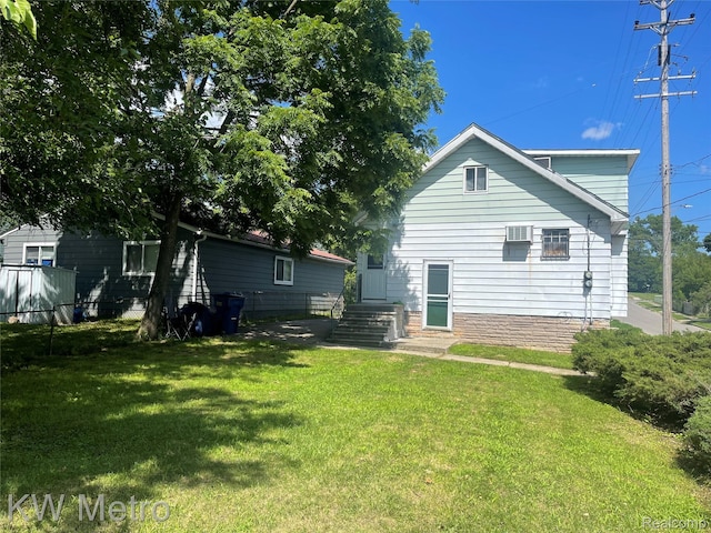 103 N Roselawn St, Pontiac, MI 48342 - rear view of property featuring a lawn