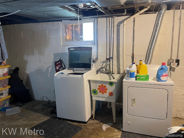 103 N Roselawn St, Pontiac, MI 48342 - laundry room featuring washing machine and dryer
