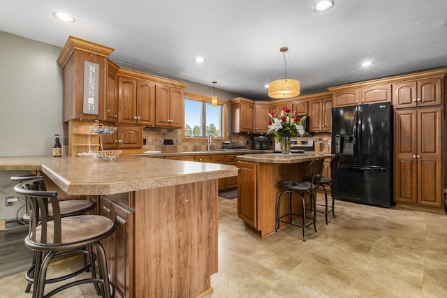 9749 48th Ave, Allendale, MI 49401 - kitchen with freestanding refrigerator, a kitchen bar, a peninsula, recessed lighting, and backsplash