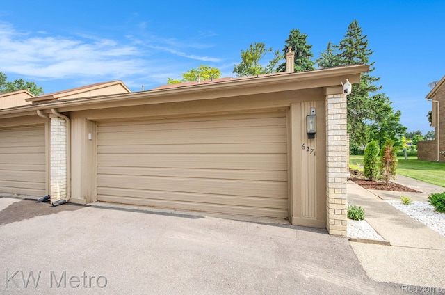 6271 Potomac Cir W, Bloomfield, MI 48322 - garage with driveway