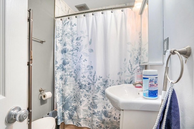 134 Honeoye St SW, Grand Rapids, MI 49548 - full bath featuring vanity and a shower with shower curtain