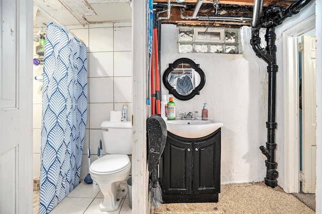 134 Honeoye St SW, Grand Rapids, MI 49548 - full bathroom with vanity, a shower with shower curtain, and tile walls