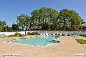 27671 W Echo Vly, Farmington Hills, MI 48334 - community pool with a patio area