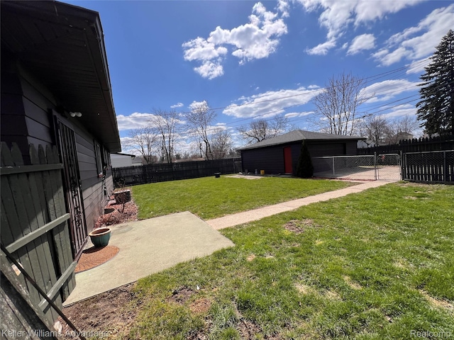 913 Cameron Ave, Pontiac, MI 48340 - fenced backyard with an outbuilding and a patio