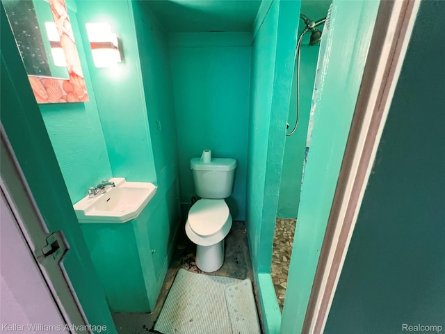 913 Cameron Ave, Pontiac, MI 48340 - bathroom featuring toilet and a shower