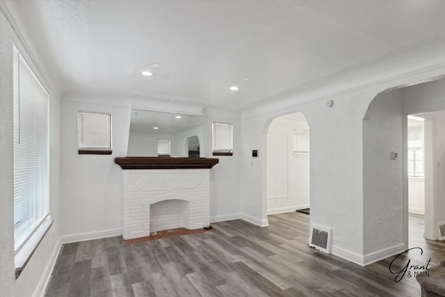 16630 Tracey St, Detroit, MI 48235 - unfurnished living room featuring wood finished floors, arched walkways, and recessed lighting