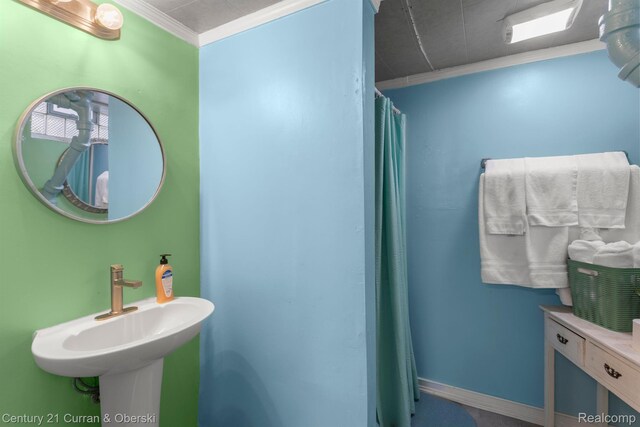 11670 Marlowe St, Detroit, MI 48227 - full bath with crown molding and curtained shower