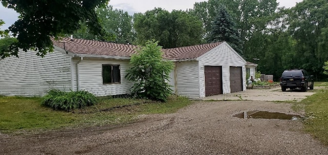 1000 W Lyons St, Mount Pleasant, MI 48858 - view of side of home with a detached garage