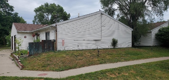 1000 W Lyons St, Mount Pleasant, MI 48858 - view of side of home featuring a yard