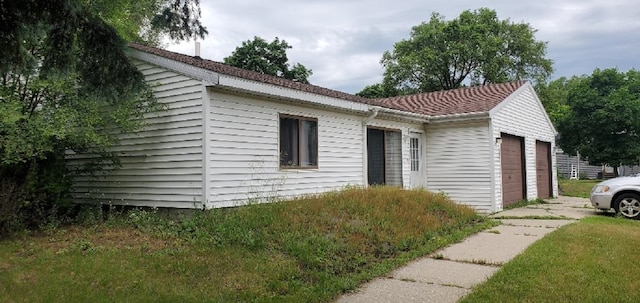 1000 W Lyons St, Mount Pleasant, MI 48858 - view of side of home with an attached garage