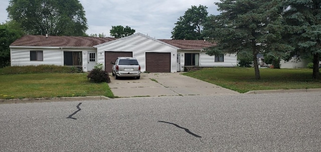 1000 W Lyons St, Mount Pleasant, MI 48858 - single story home featuring an attached garage, a front lawn, and driveway