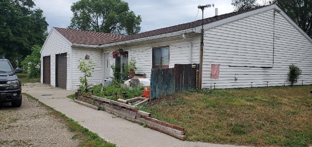 1000 W Lyons St, Mount Pleasant, MI 48858 - view of side of property featuring a garage