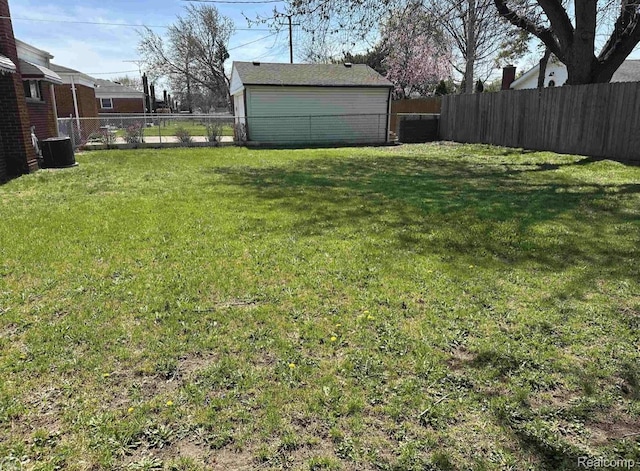 24739 Blackmar Ave, Warren, MI 48091 - view of fenced backyard