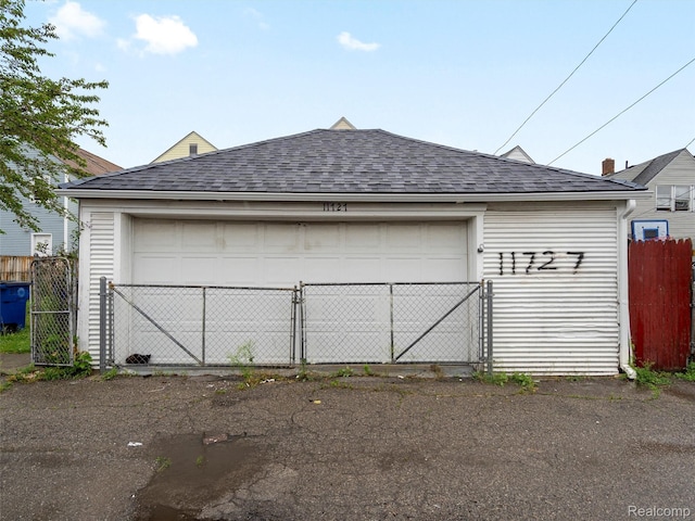 11727 Fleming St, Hamtramck, MI 48212 - view of detached garage