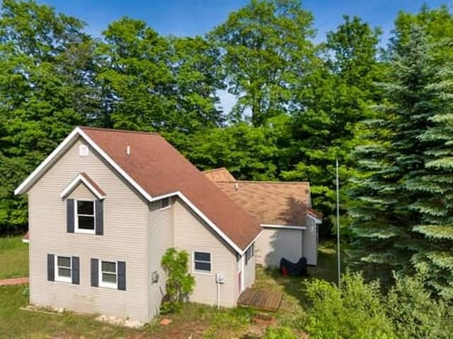 4467 S Forthill Dr, Suttons Bay, MI 49682