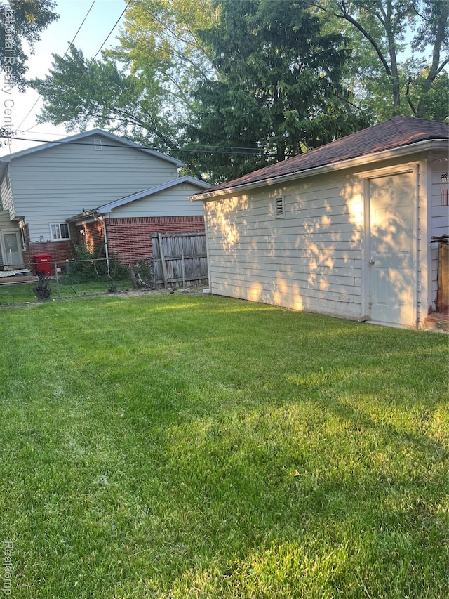 20120 N Covington Pkwy, Southfield, MI 48221 - view of yard featuring an outbuilding