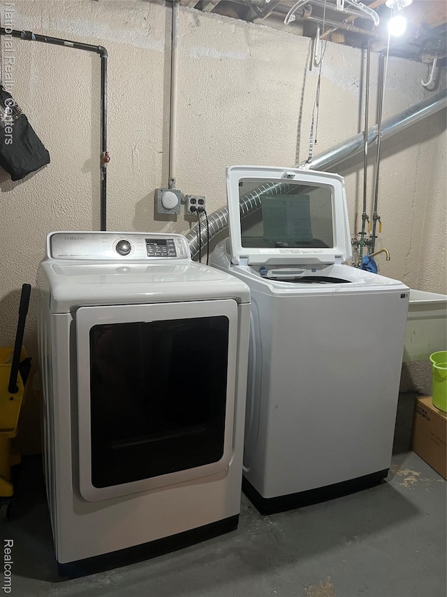 20120 N Covington Pkwy, Southfield, MI 48221 - washroom with independent washer and dryer