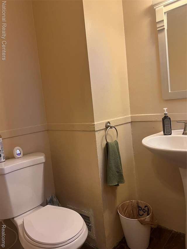 20120 N Covington Pkwy, Southfield, MI 48221 - bathroom featuring toilet and a sink
