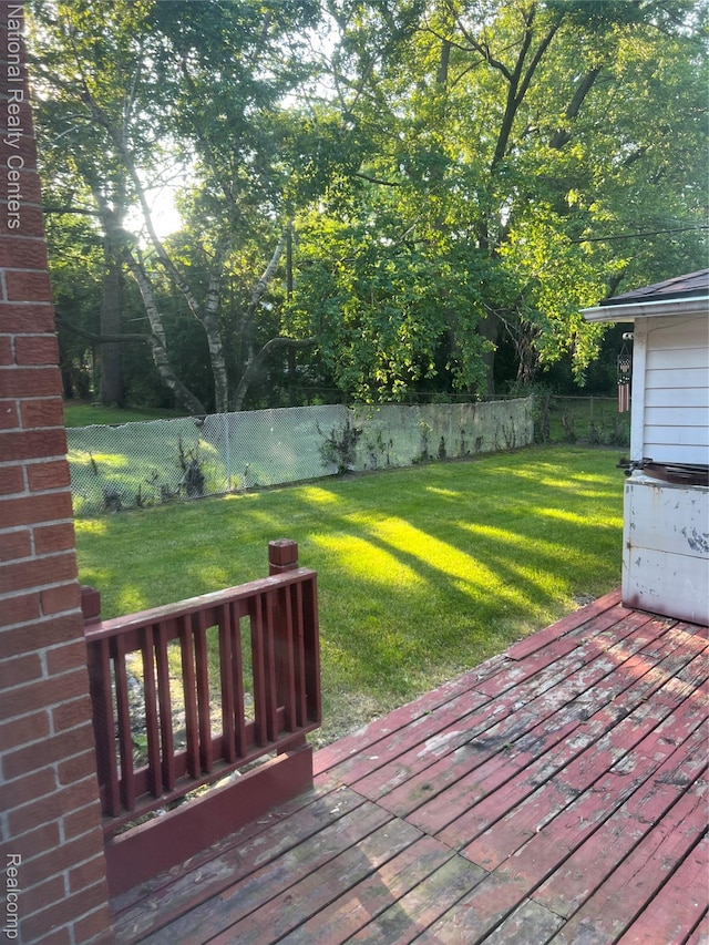 20120 N Covington Pkwy, Southfield, MI 48221 - wooden deck with a fenced backyard
