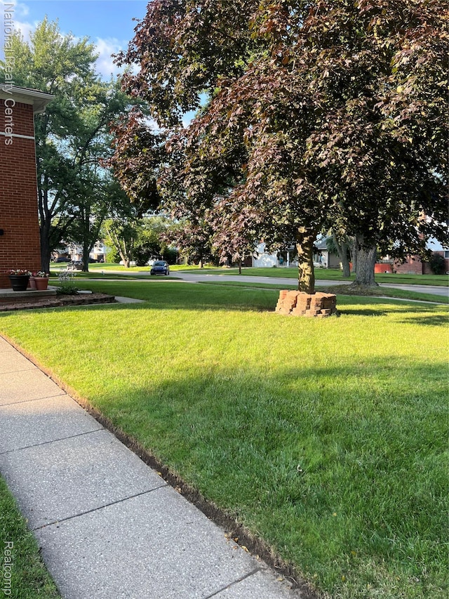 20120 N Covington Pkwy, Southfield, MI 48221 - surrounding community with a lawn