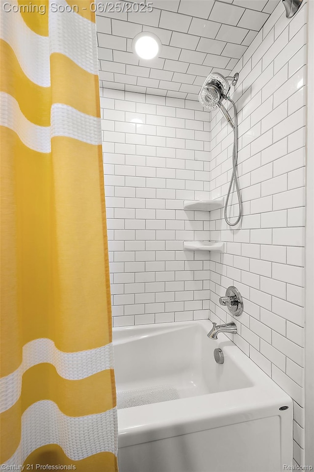 7340 Deer Lake Rd, Clarkston, MI 48346 - full bathroom featuring shower / tub combo with curtain
