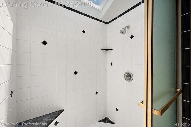 7340 Deer Lake Rd, Clarkston, MI 48346 - full bath with tiled shower and a skylight