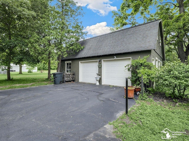 2252 W Temperance Rd, Temperance, MI 48182 - view of garage