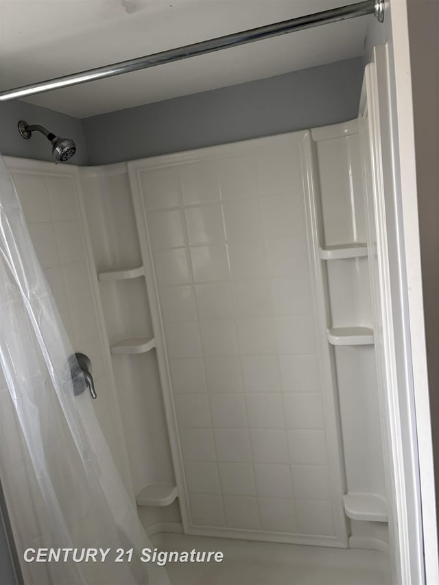 11424 Hazel Ave, Grand Blanc, MI 48439 - full bathroom featuring a shower with curtain