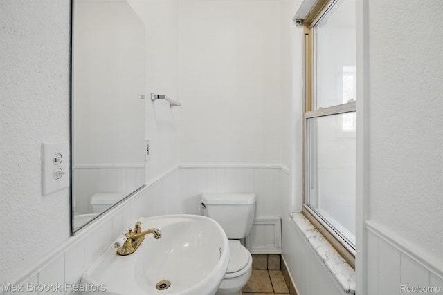 165 W Colgate Ave, Pontiac, MI 48340 - full bathroom featuring wainscoting and tile patterned floors