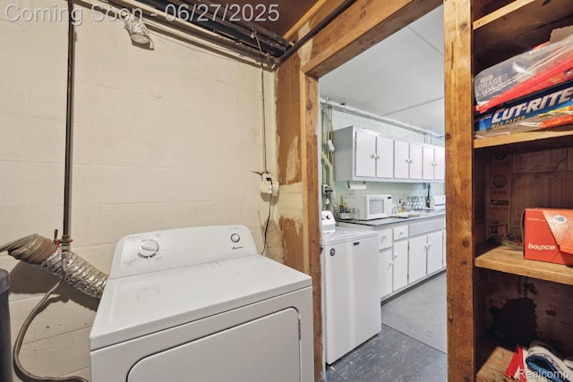 15501 Turner, Lansing, MI 48906 - laundry area with separate washer and dryer