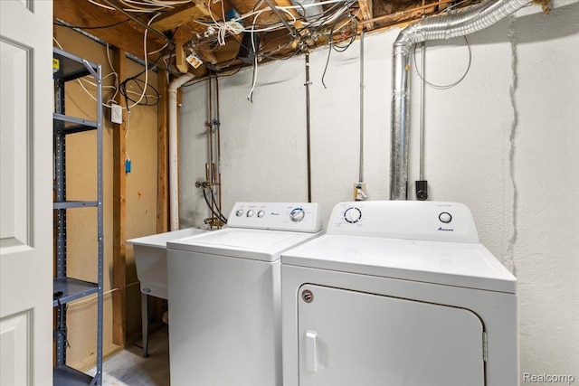 18068 Autumn Ln, Macomb, MI 48044 - laundry room with washing machine and dryer