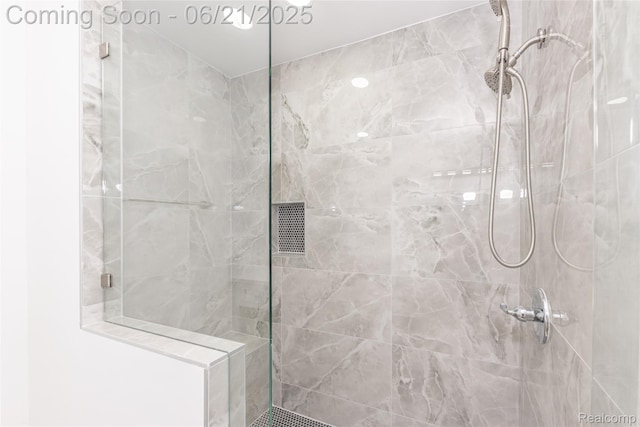 3145 Point Of The Woods Dr, West Bloomfield, MI 48324 - full bathroom with tiled shower