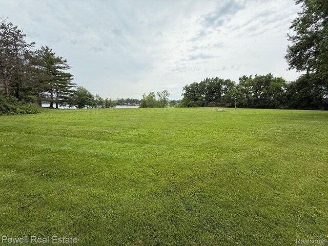 2326 Silver Cir, Pontiac, MI 48328 - view of green lawn