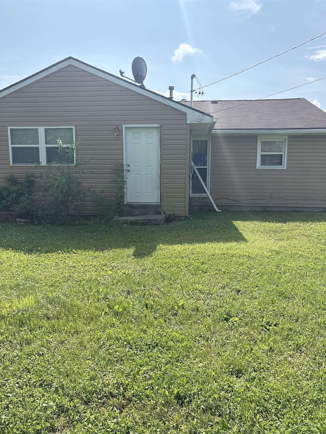 644 S 26th St, Saginaw, MI 48601 - rear view of property featuring a yard
