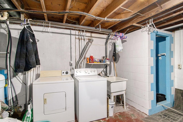9930 N 16th St, Plainwell, MI 49080 - laundry area with washing machine and dryer