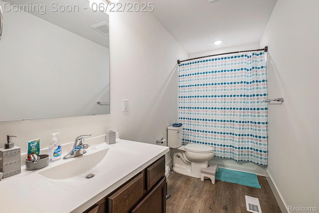 1013 Lancaster St, Lapeer, MI 48446 - bathroom featuring wood finished floors, vanity, and curtained shower