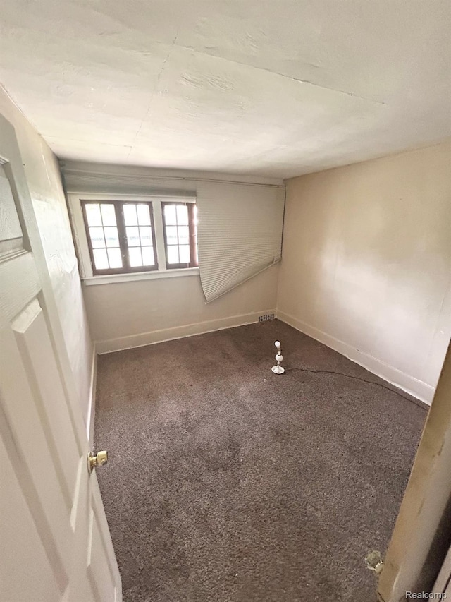 523 Grace St, Flint, MI 48503 - carpeted empty room featuring baseboards