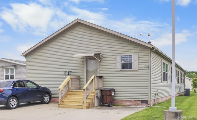3933 Benjamin Way, Monroe, MI 48161 - view of front of home with crawl space and a front lawn