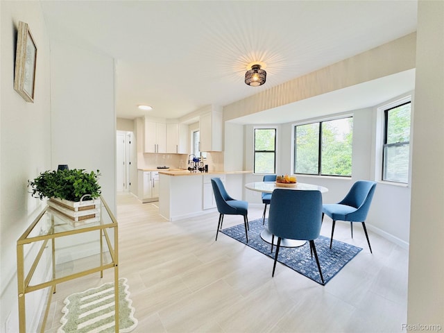 694 Robar Cir, Commerce Twp, MI 48386 - dining area featuring baseboards